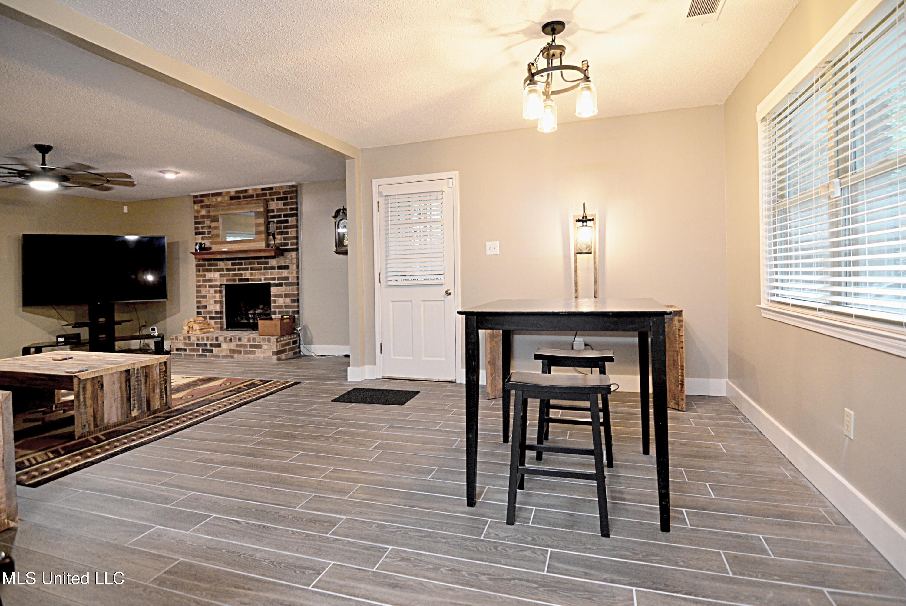 3550 Dean Road Nesbit, MS 38651 - Photo 6 of 28 Dining Area