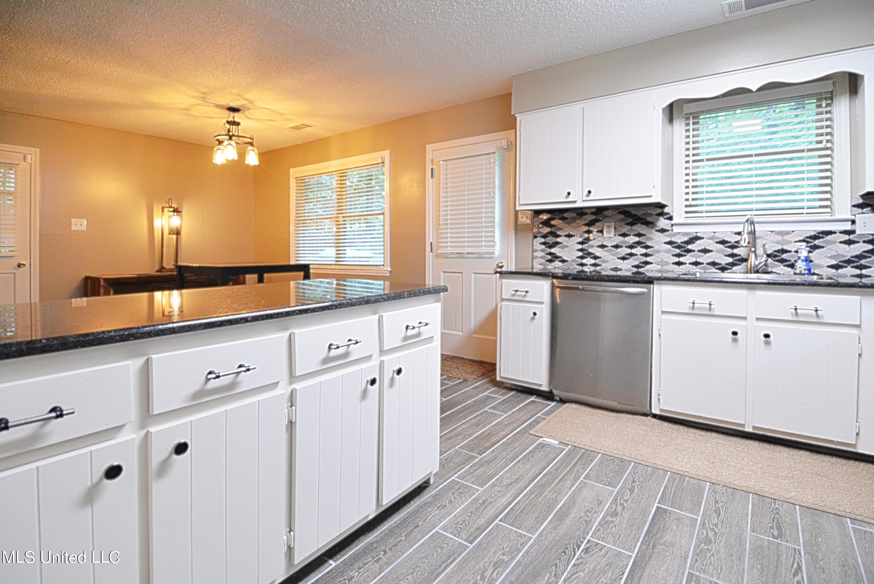 3550 Dean Road Nesbit, MS 38651 - Photo 10 of 28 Kitchen bar