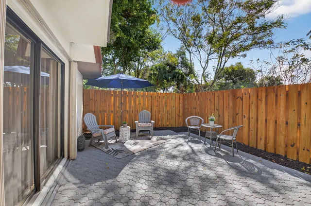 a view of a back yard