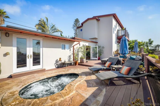 a view of a back yard of the house