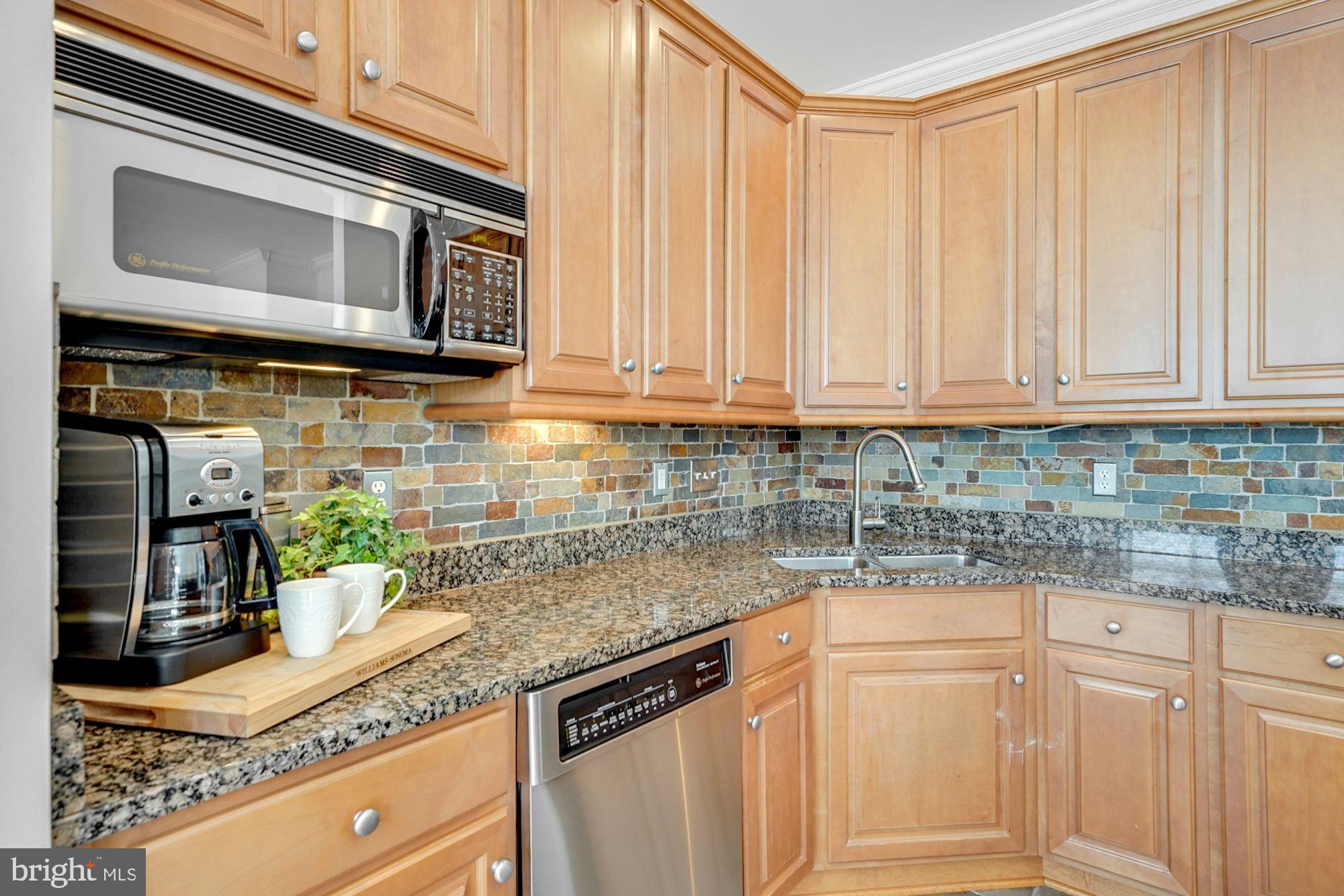 7327 Oldham Leeds Way Springfield, VA 22150 - Photo 11 of 50 Ample counter & cabinet space with separate pantry
