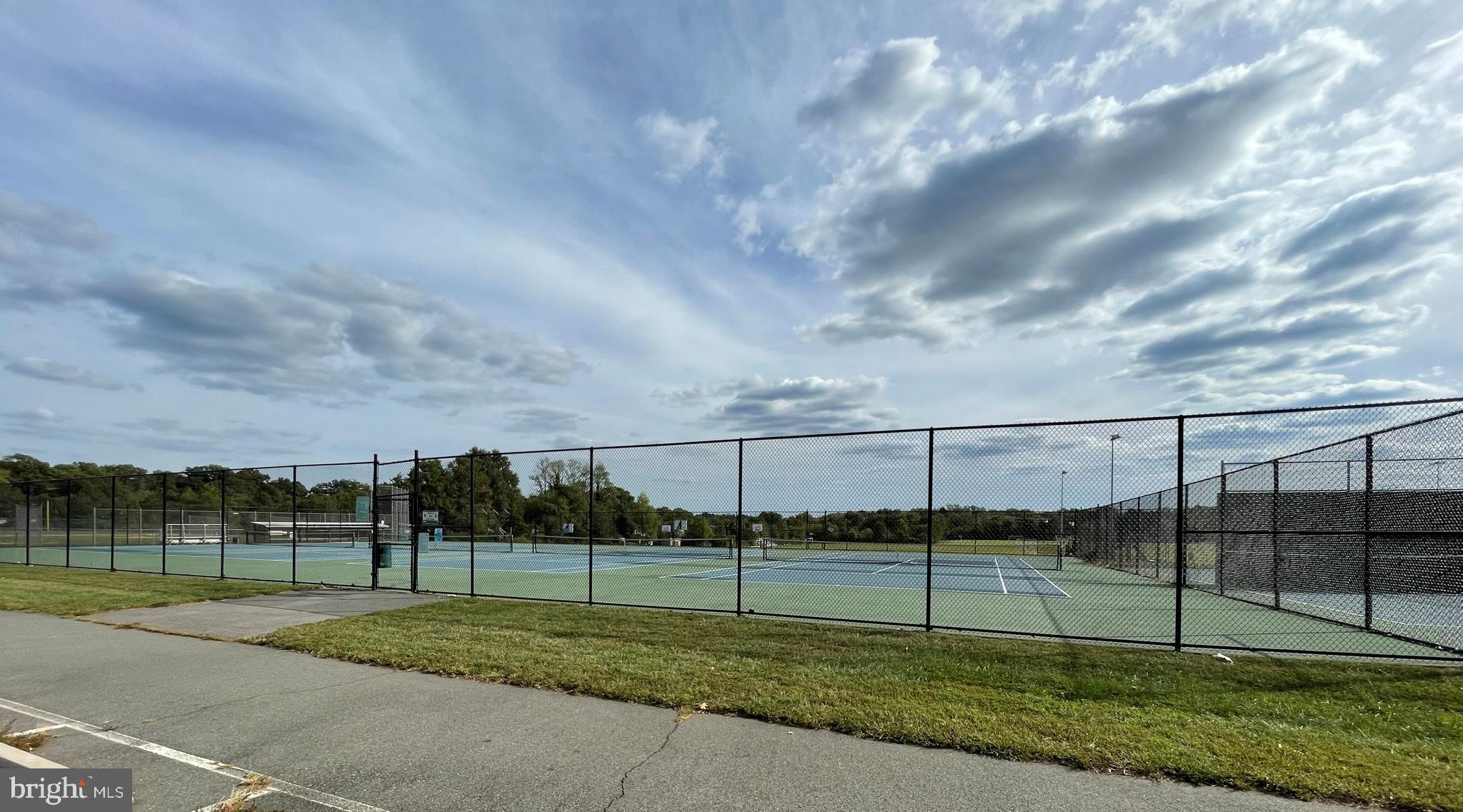 7327 Oldham Leeds Way Springfield, VA 22150 - Photo 45 of 50 Walk to Hooes Park - tennis & baskeball courts