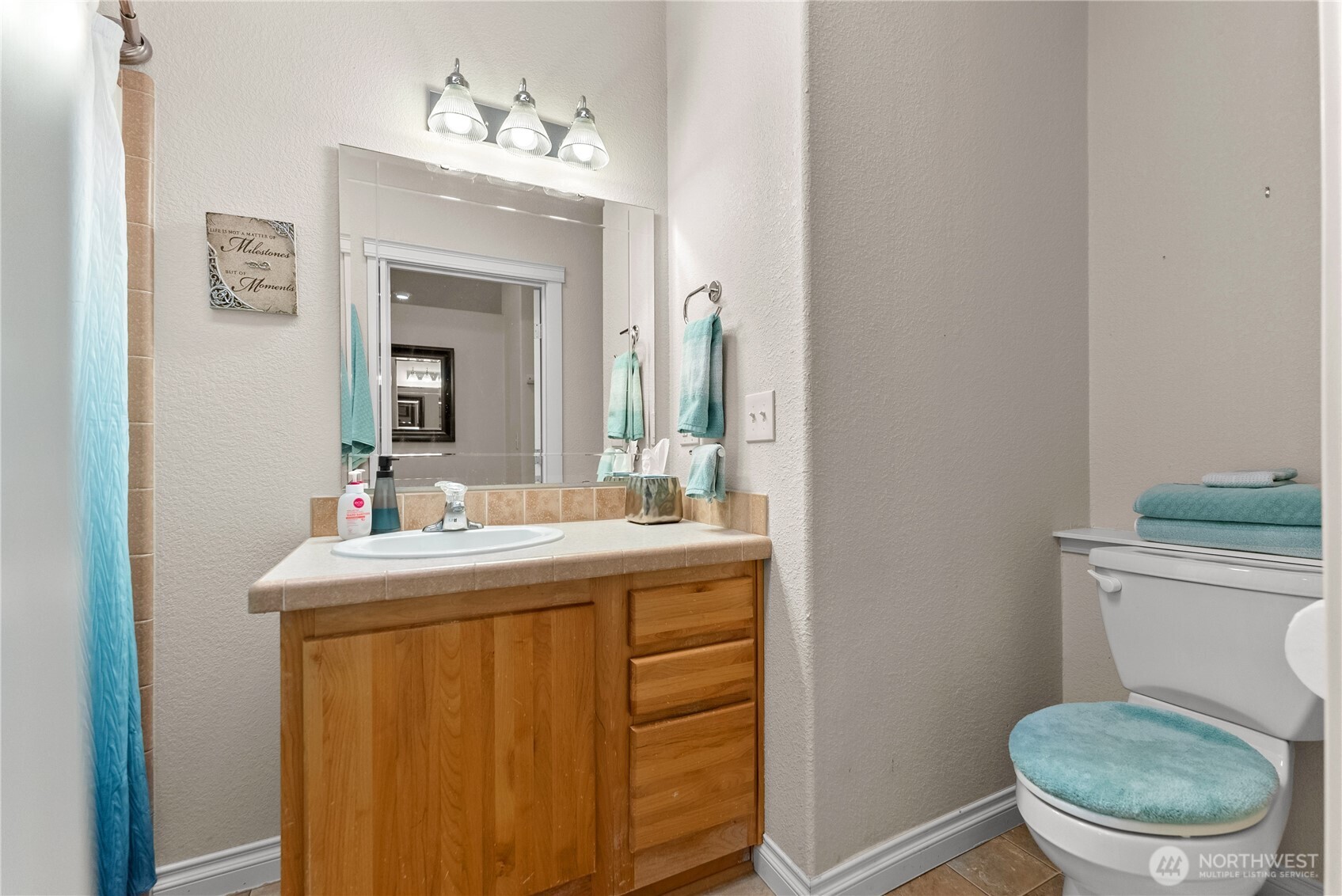 95 Woods Road Omak, WA 98841 - Photo 22 of 40 a bathroom with a toilet a sink and mirror