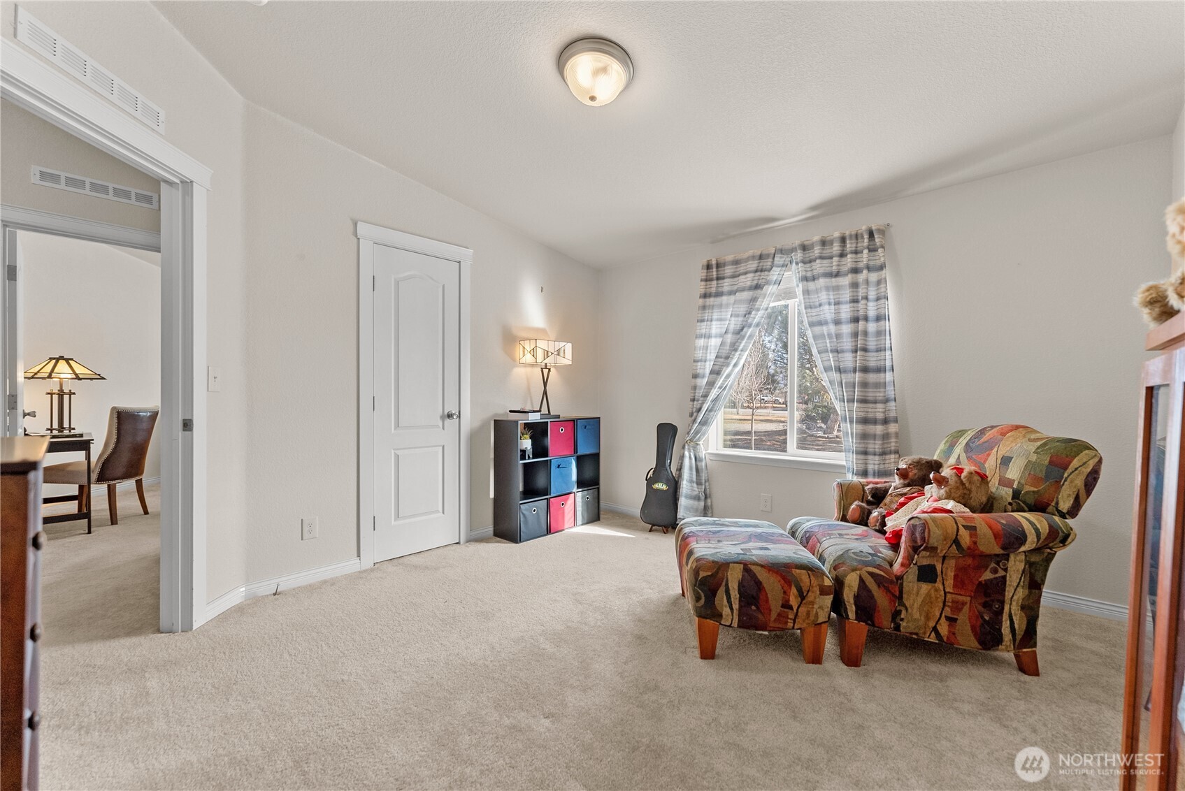 95 Woods Road Omak, WA 98841 - Photo 27 of 40 a bed room with furniture and a window
