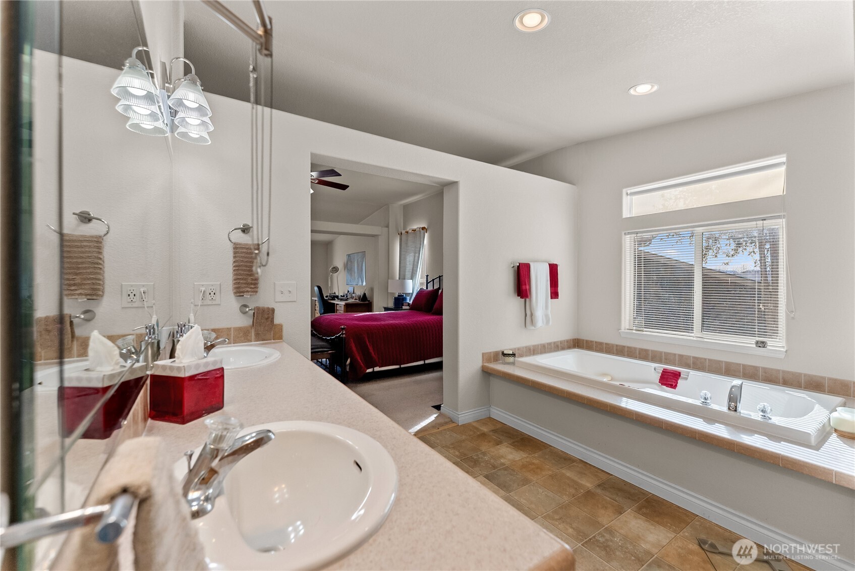 95 Woods Road Omak, WA 98841 - Photo 33 of 40 a en suite spacious bathroom with a granite countertop tub and a mirror