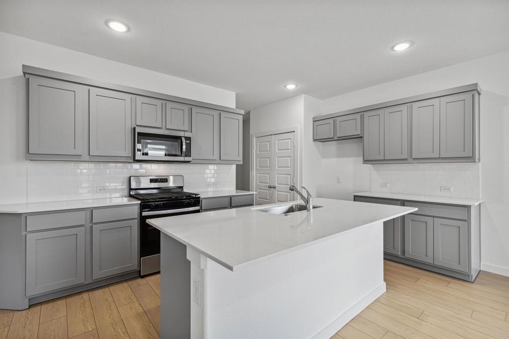 858 Sunflower Road Lavon, TX 75166 - Photo 8 of 31 Kitchen in the Oak II home plan by Trophy Signature Homes – REPRESENTATIVE PHOTO