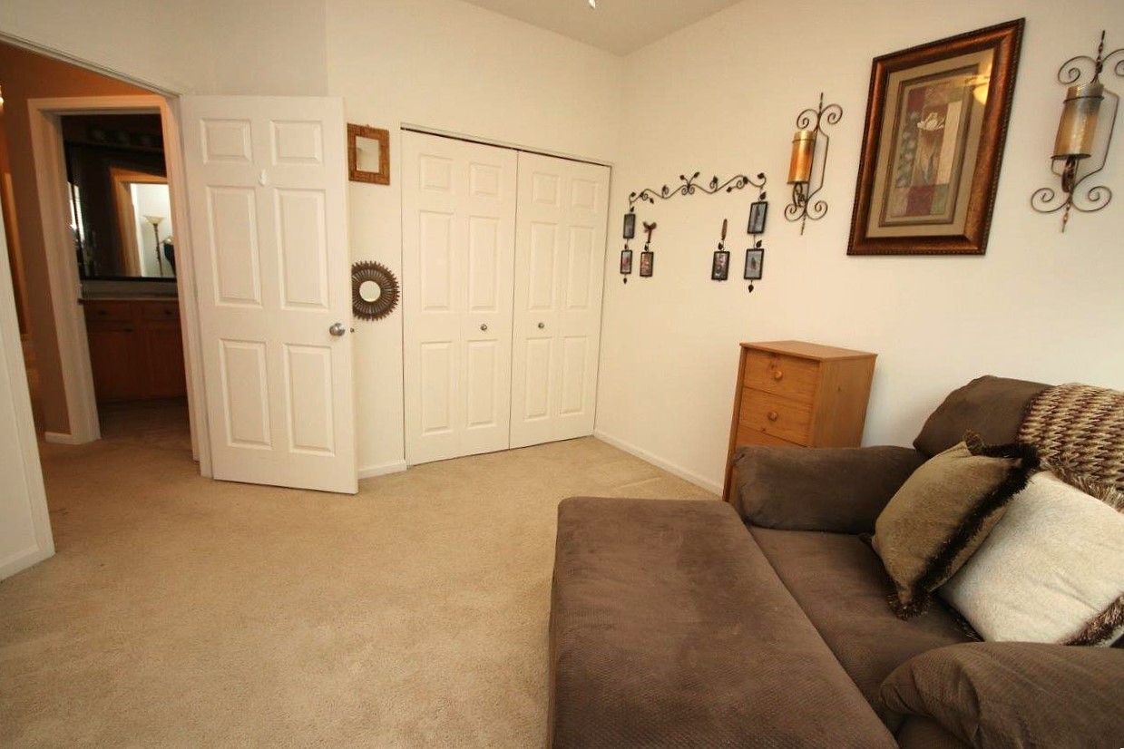 986 Oak Ridge Boulevard, Unit 1 Elgin, IL 60120 - Photo 14 of 16 Gallery Image 14