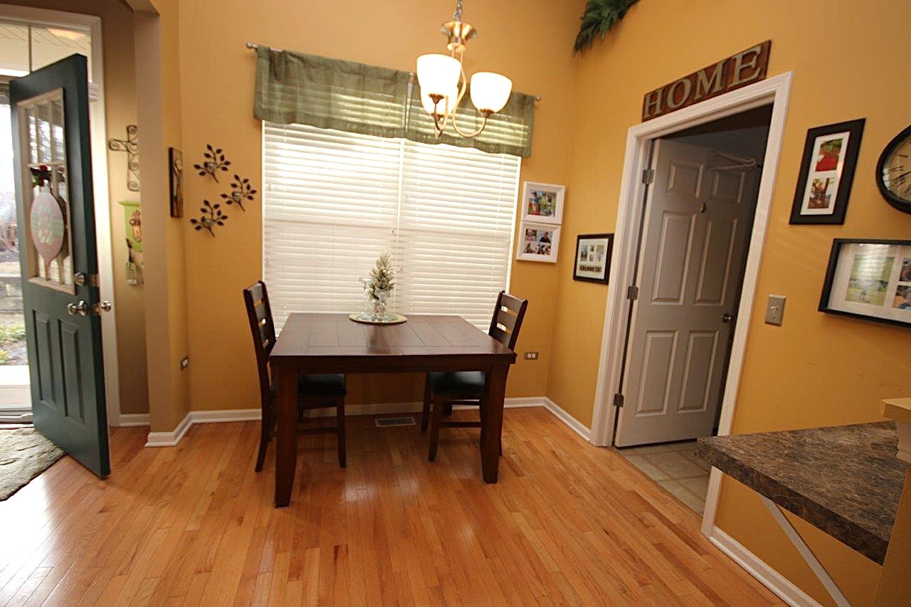986 Oak Ridge Boulevard, Unit 1 Elgin, IL 60120 - Photo 4 of 16 Gallery Image 4