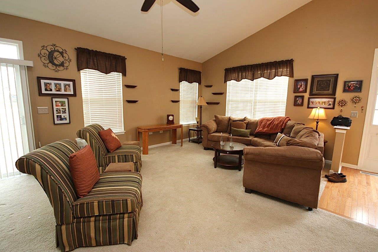 986 Oak Ridge Boulevard, Unit 1 Elgin, IL 60120 - Photo 5 of 16 Gallery Image 5