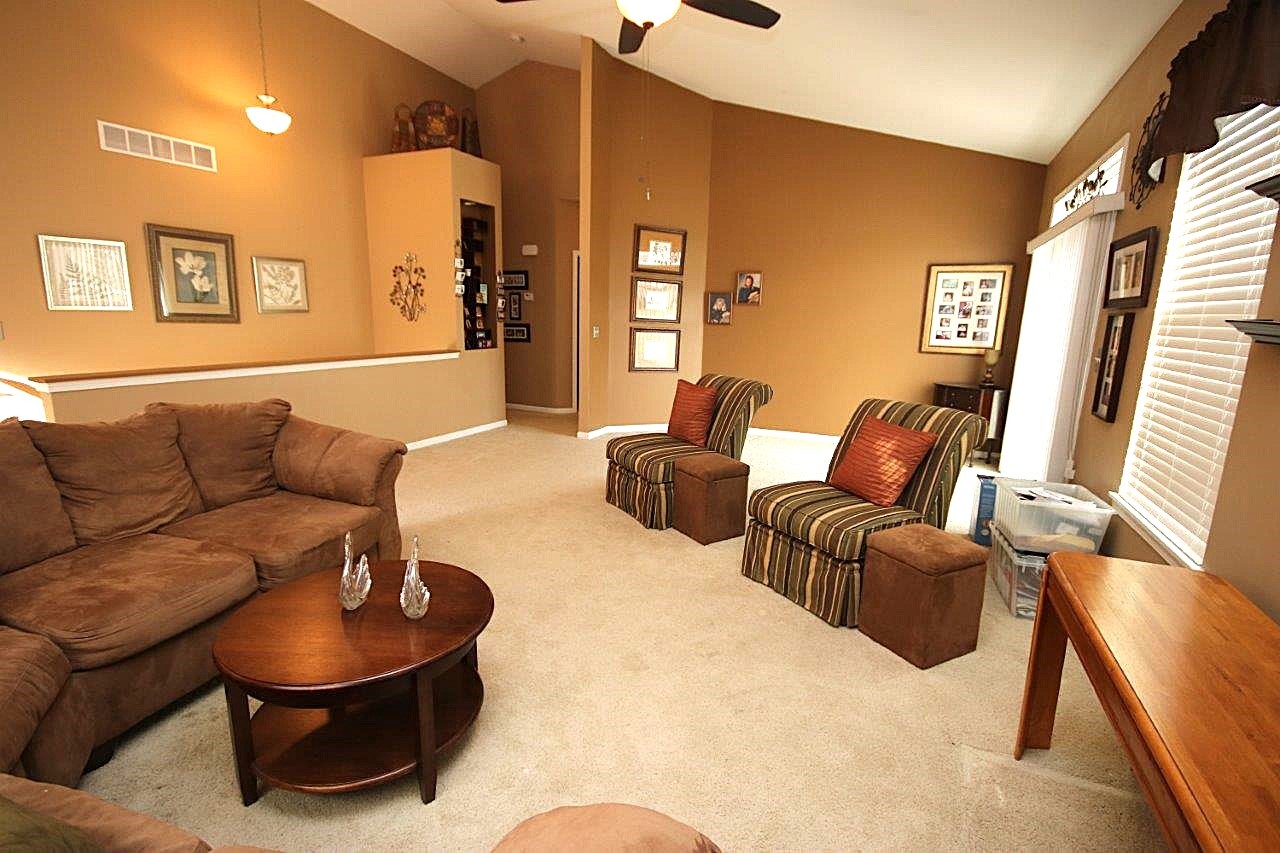 986 Oak Ridge Boulevard, Unit 1 Elgin, IL 60120 - Photo 6 of 16 Gallery Image 6