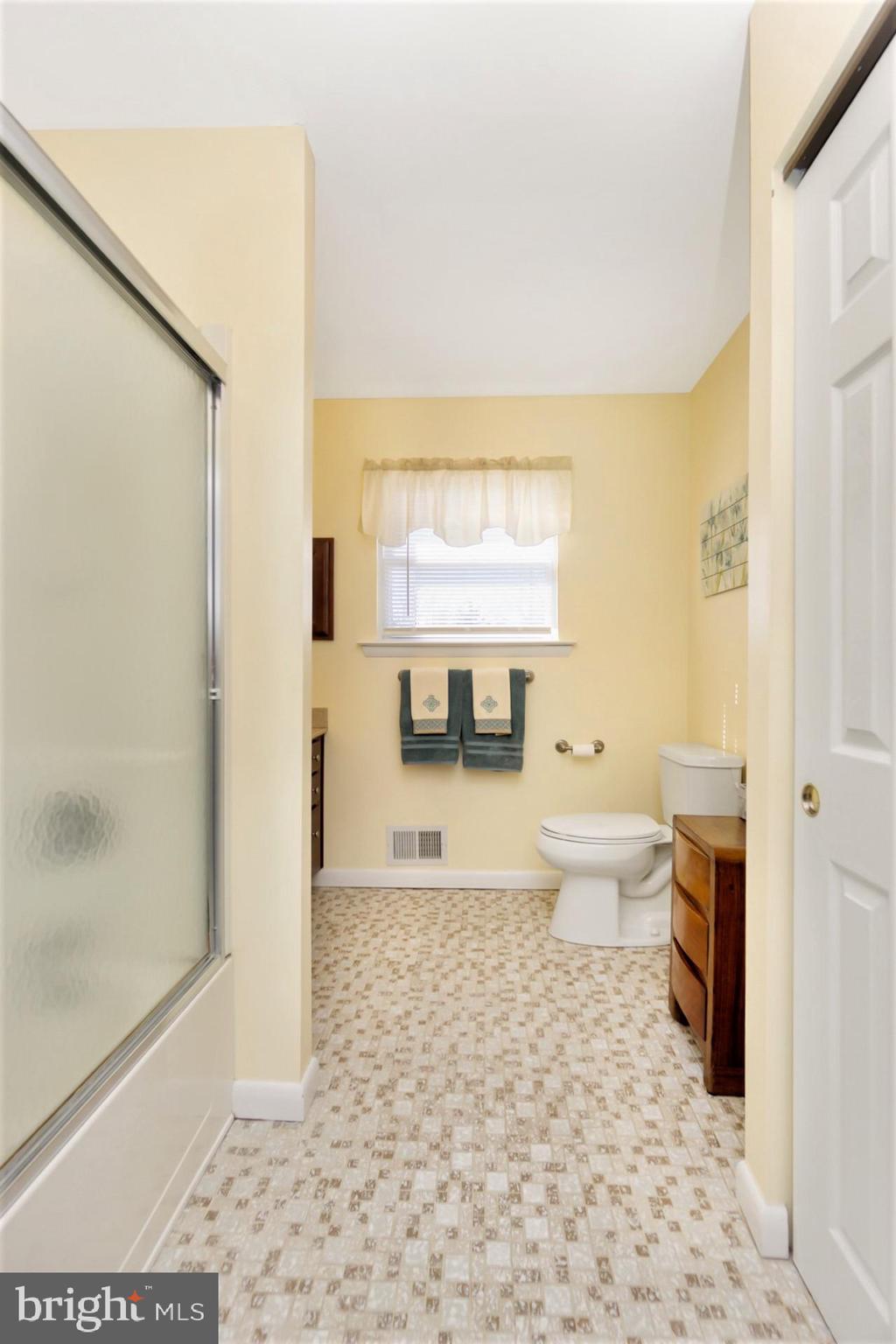208 Cable Car Road Quakertown, PA 18951 - Photo 29 of 40 Full bathroom on 2nd Floor