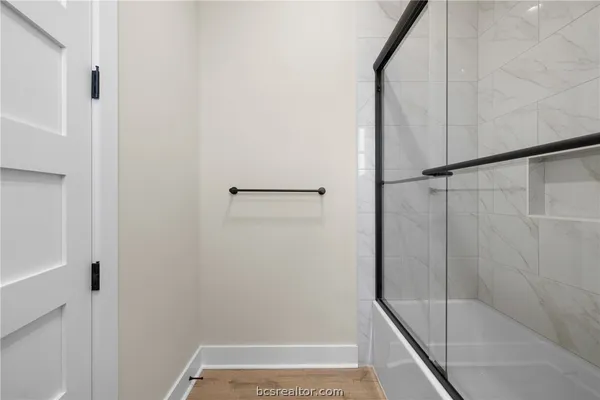 en empty room with ceiling fan and windows