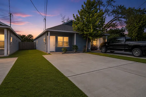 $1,395 | 403 East Avenue G, Conroe, TX 77301