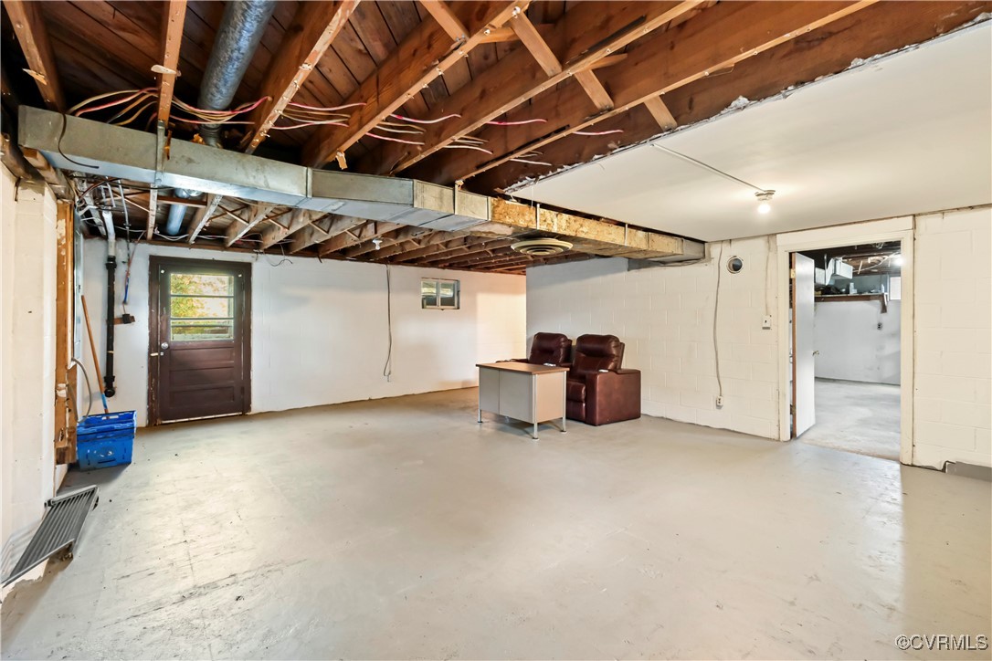 1560 Cumberland Road Farmville, VA 23901 - Photo 17 of 20 a view of a big room with closet area