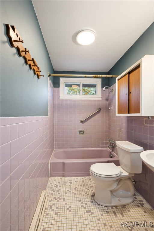 1560 Cumberland Road Farmville, VA 23901 - Photo 9 of 20 a bathroom with a toilet and a shower