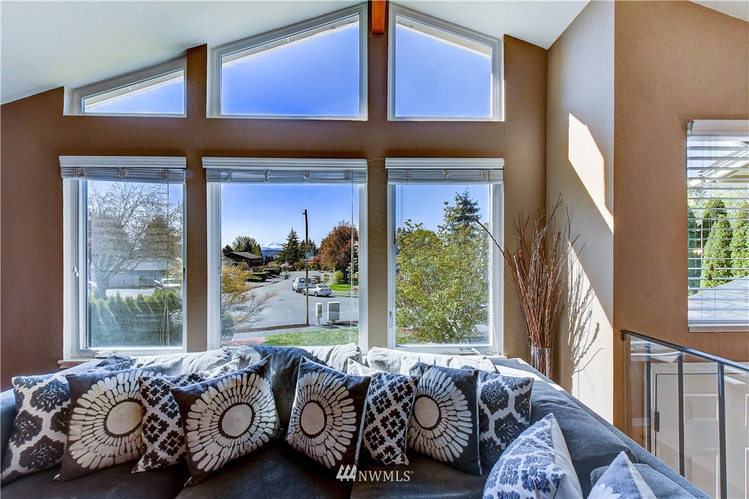 10420 Northeast 200th Street Bothell, WA 98011 - Photo 5 of 34 Gallery Image 5