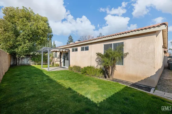 a view of a back yard of the house