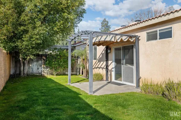 a view of a house with backyard and porch