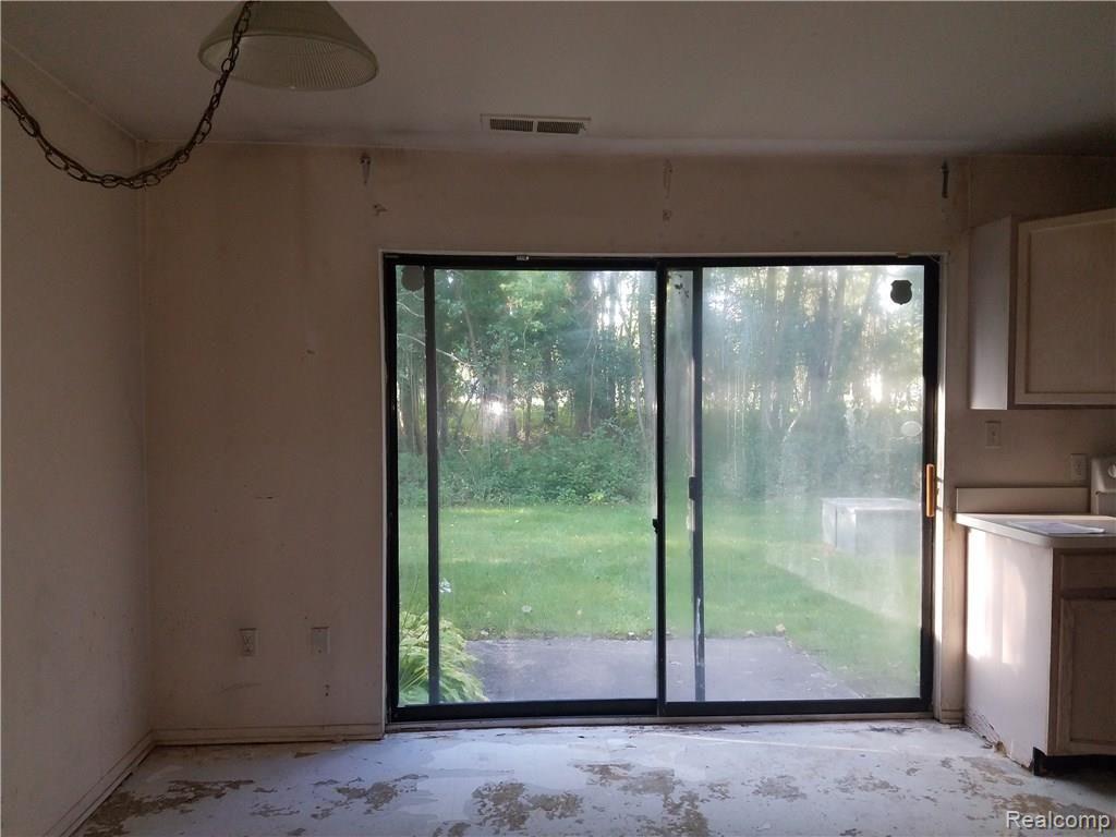 23506 Lahser Road, Unit 17 Southfield, MI 48033 - Photo 8 of 20 20170907_090902.jpg