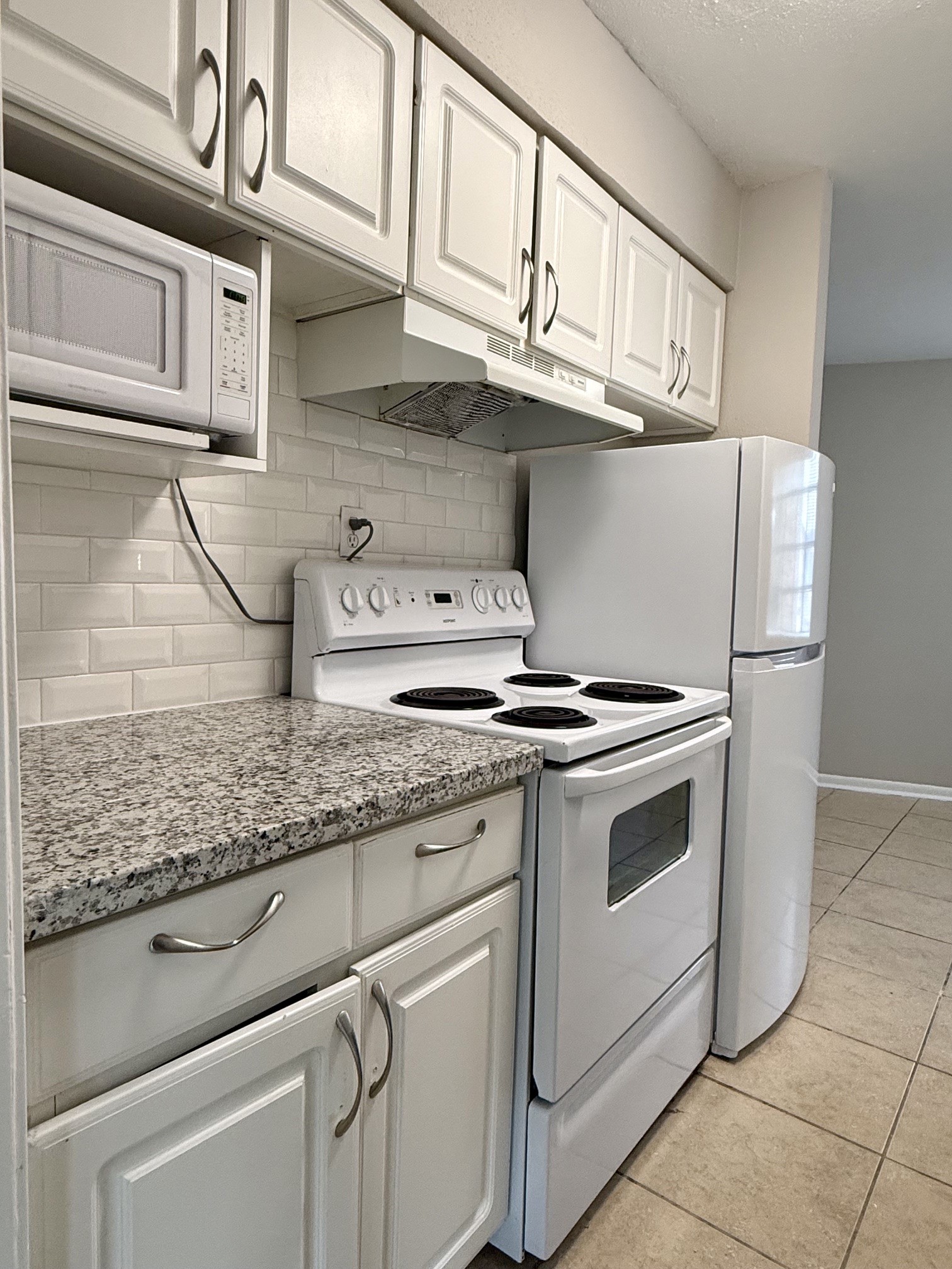 1518 Wirt Road, Unit 6 Houston, TX 77055 - Photo 6 of 14 a kitchen with stainless steel appliances granite countertop a sink and cabinets