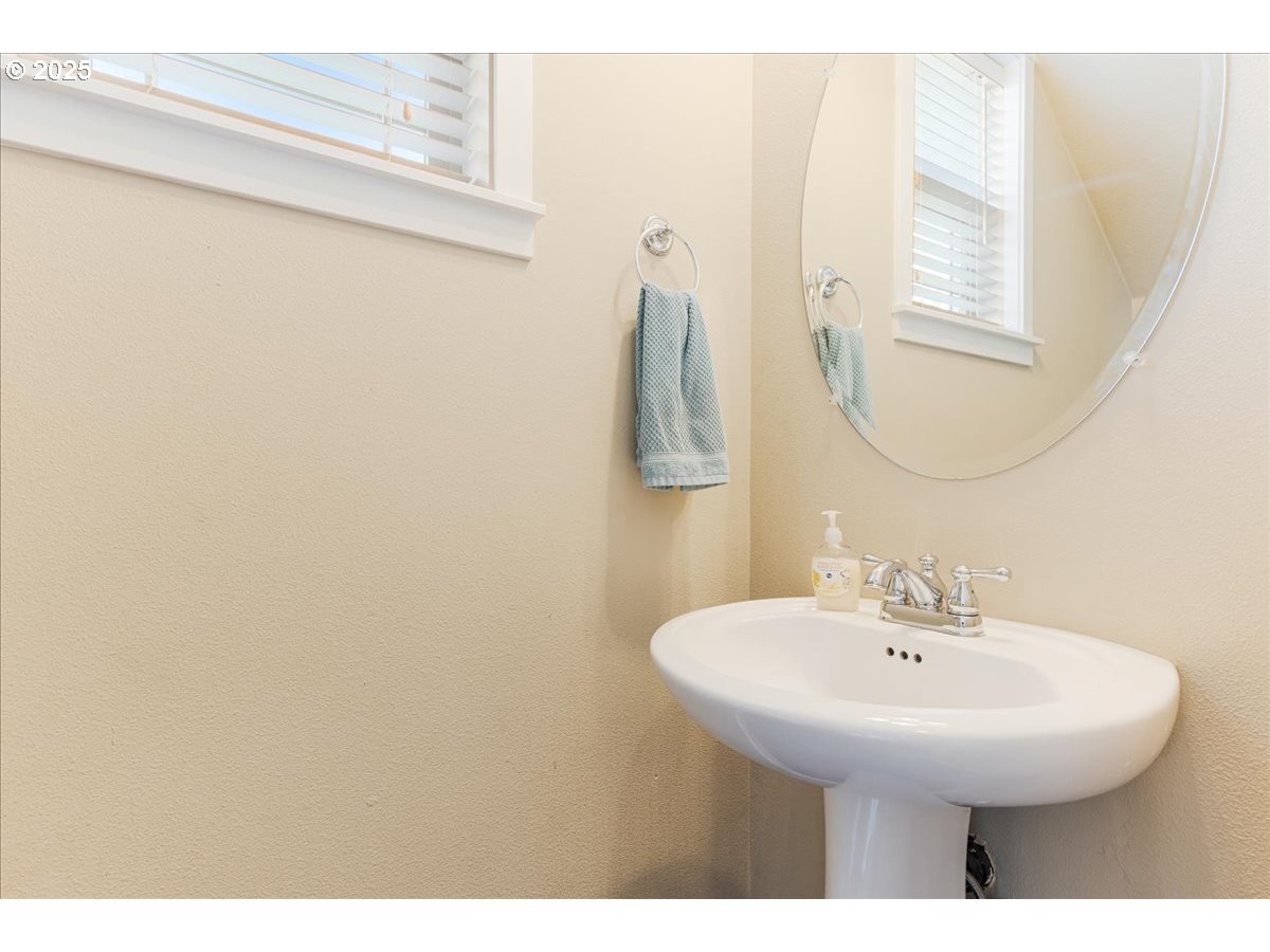 750 Northeast Cascadia Ridge Drive Estacada, OR 97023 - Photo 13 of 28 Bathroom