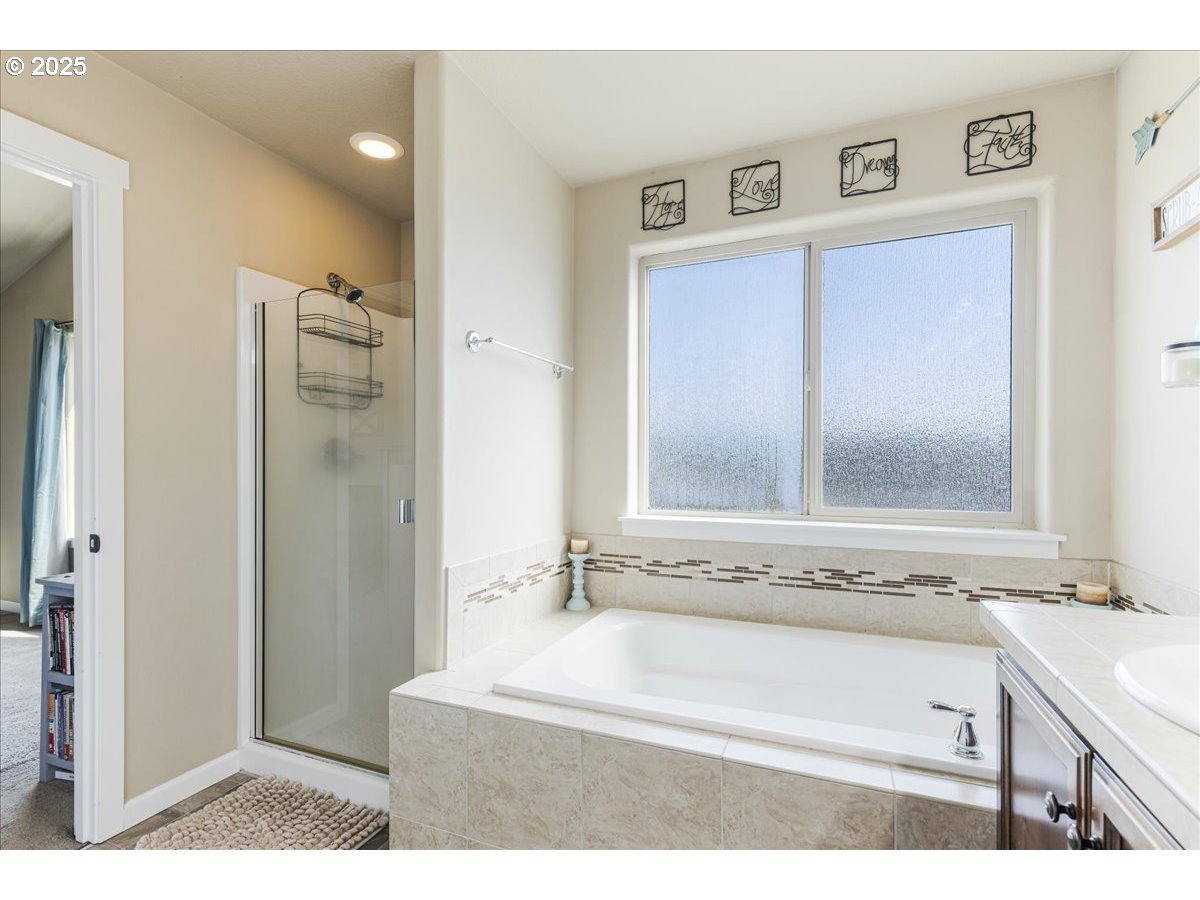 750 Northeast Cascadia Ridge Drive Estacada, OR 97023 - Photo 17 of 28 Bathroom