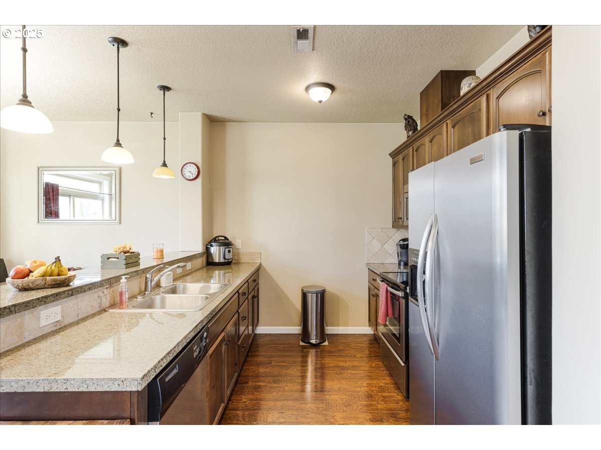 750 Northeast Cascadia Ridge Drive Estacada, OR 97023 - Photo 8 of 28 Kitchen
