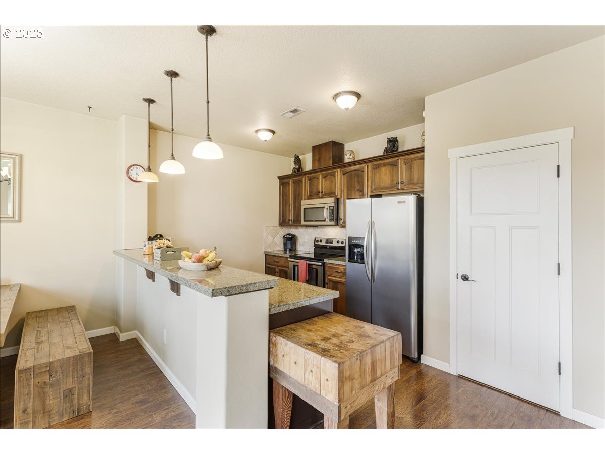 750 Northeast Cascadia Ridge Drive Estacada, OR 97023 - Photo 9 of 28 Kitchen