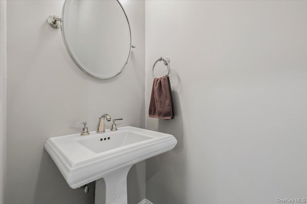 40 Wainwright Street Rye, NY 10580 - Photo 16 of 38 Powder Room