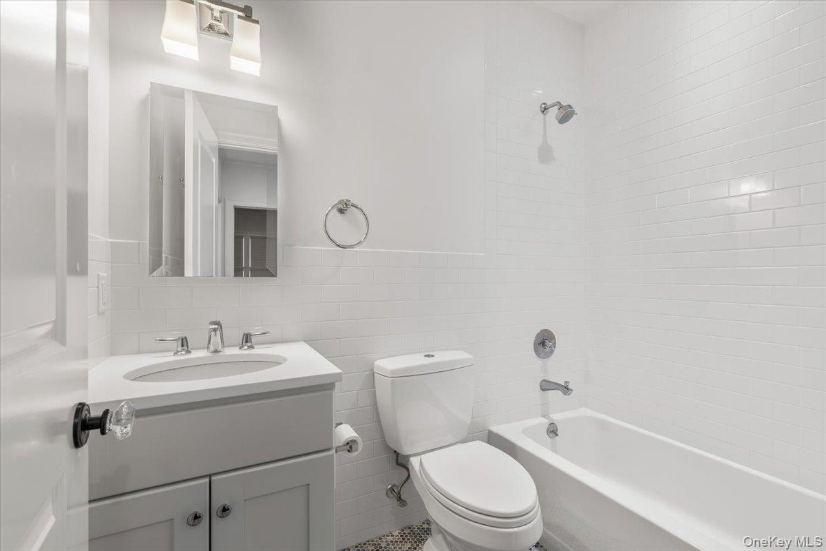 40 Wainwright Street Rye, NY 10580 - Photo 26 of 38 Hall bath