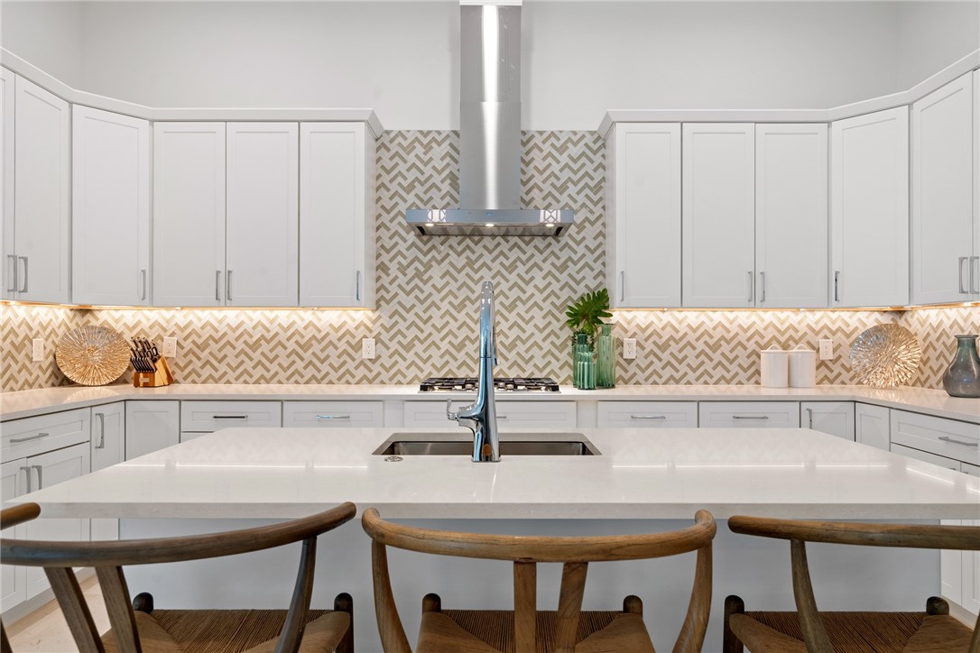 20 Strand Drive Vero Beach, FL 32963 - Photo 8 of 36 a kitchen with a table and chairs