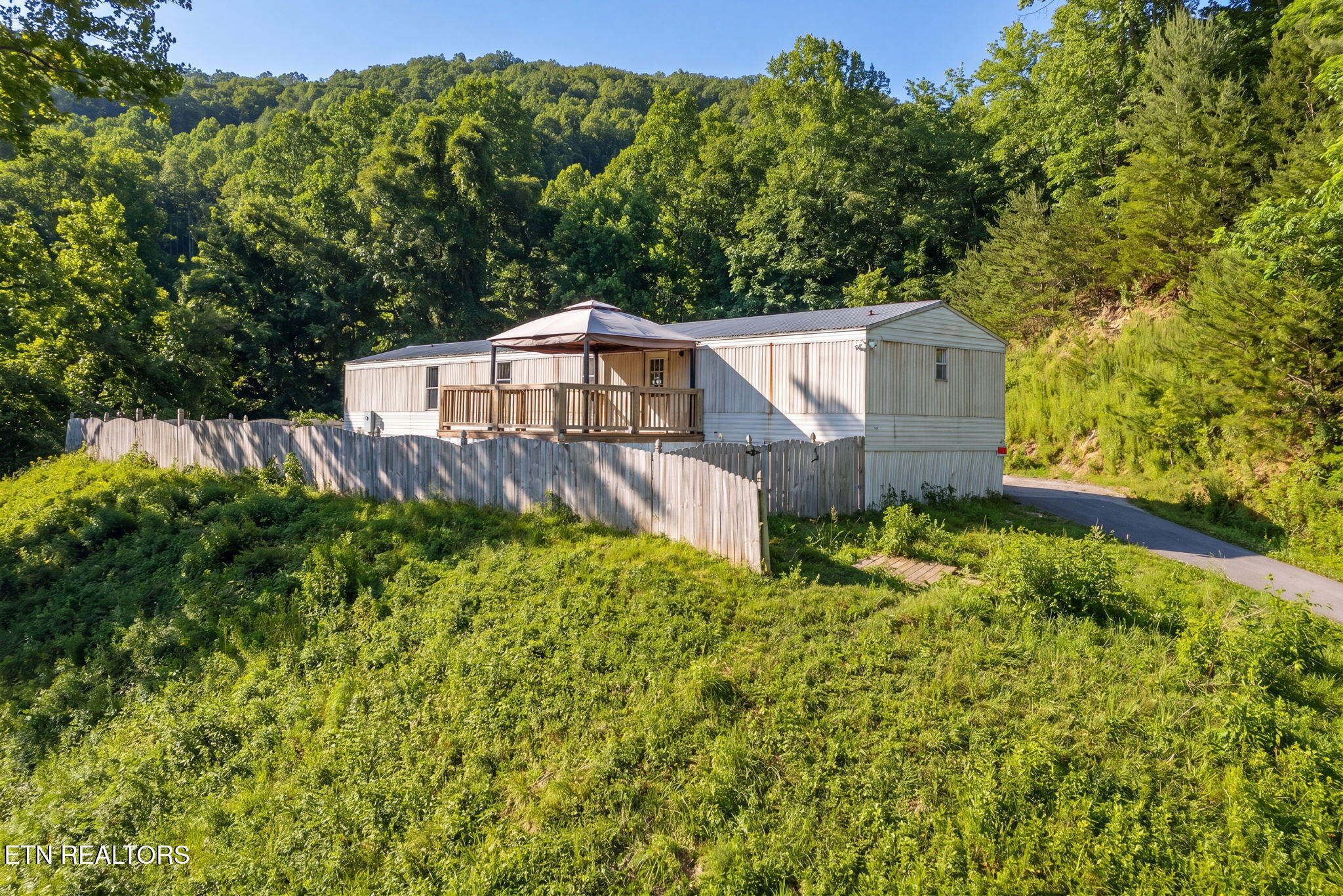 425 Northwest Bazel Road Harriman, TN 37748 - Photo 2 of 27 36-web-or-mls-season-swap-PRznbM7jkBJija