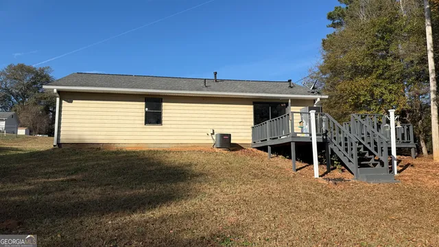 a view of a house with a backyard