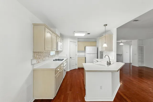 a en suite bathroom with a double vanity sink and mirror