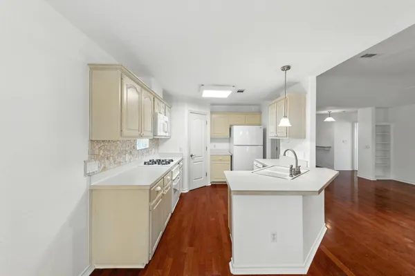 a en suite bathroom with a double vanity sink and mirror