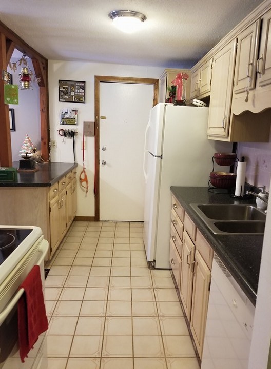 3 Strawberry Bank Road, Unit 20 Nashua, NH 03062 - Photo 7 of 11