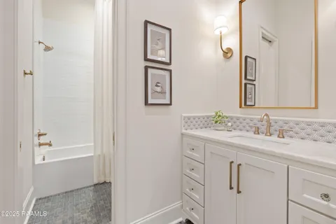 $1,200,000 | 107 Pondside Drive, Lafayette, LA 70503