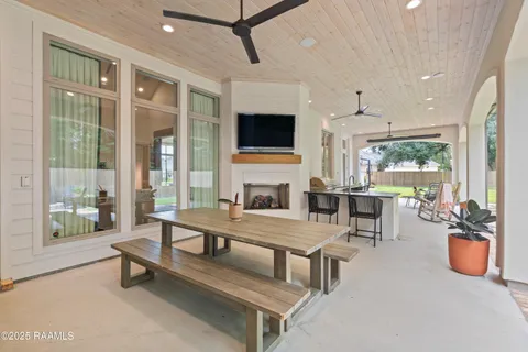 $1,200,000 | 107 Pondside Drive, Lafayette, LA 70503