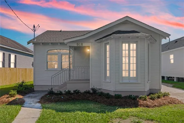 $379,900 | 918 11th Street, Gretna, LA 70053