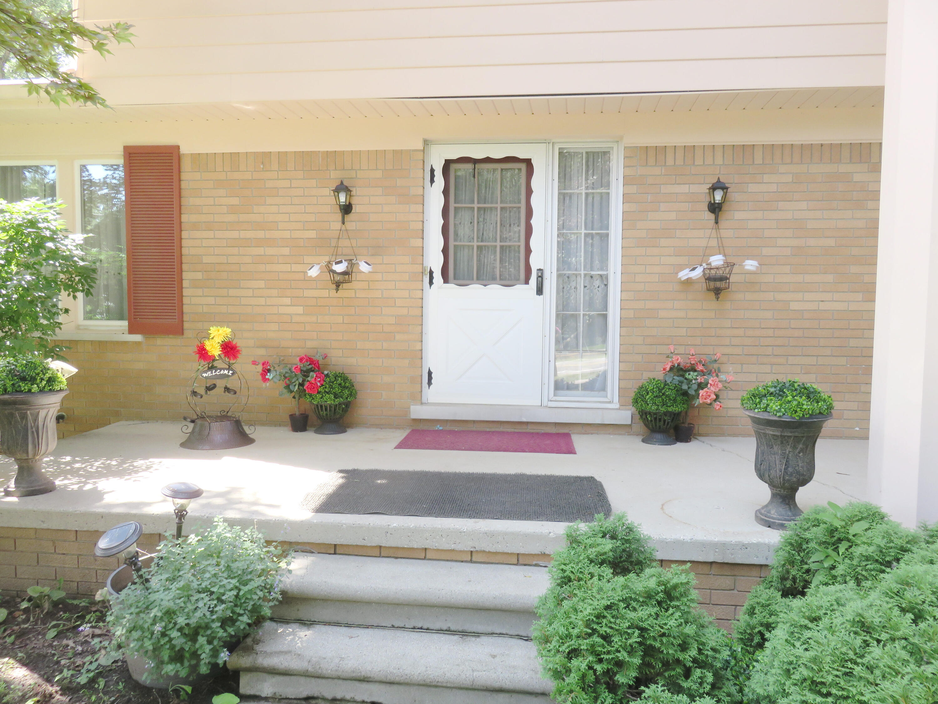 540 Old Perch Road Rochester Hills, MI 48309 - Photo 3 of 30 3 comfy porch