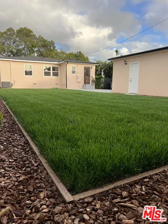 a view of a back yard