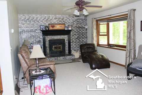 363 Sullivan Road Monroe, MI 48161 - Photo 4 of 32 21166777-3.JPG