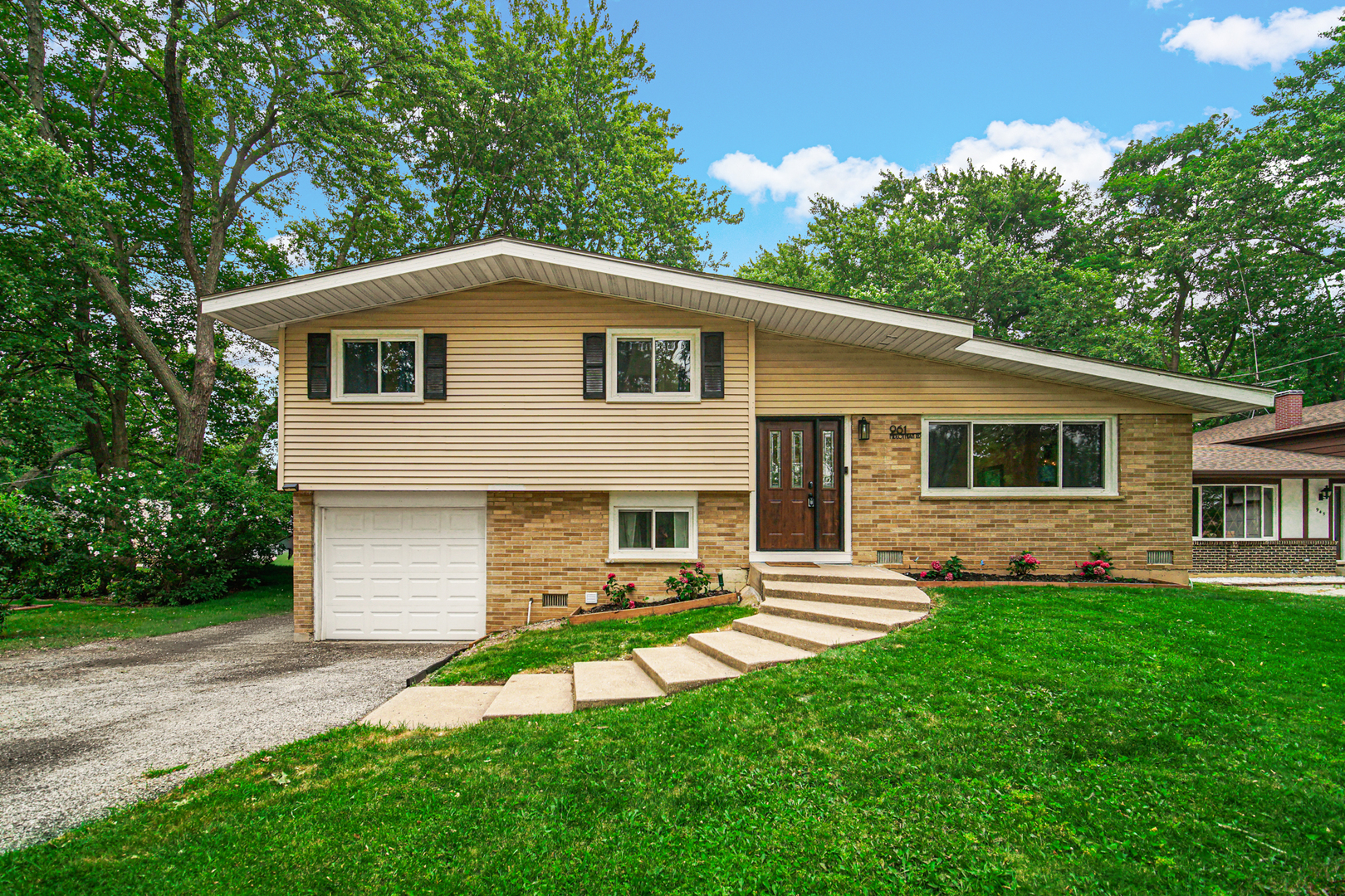 961 North Midlothian Road Mundelein, IL 60060 - Photo 2 of 34 Gallery Image 2