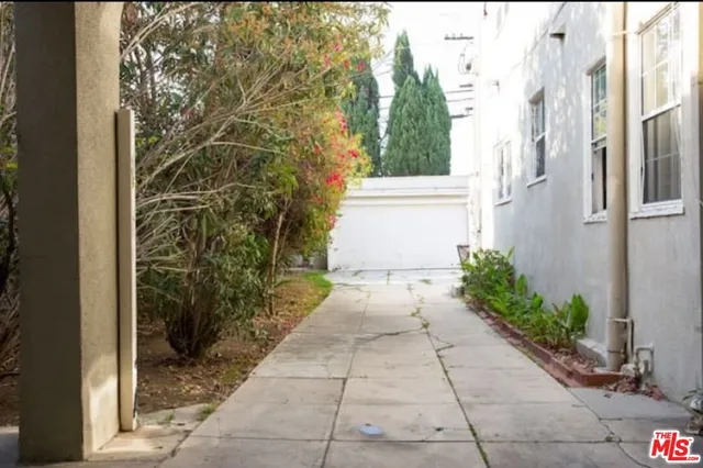 $7,500 | 611 North Beachwood Drive, Los Angeles, CA 90004