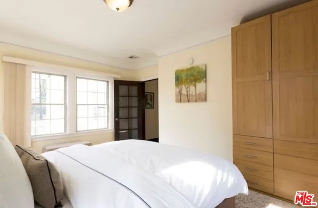 $7,500 | 611 North Beachwood Drive, Los Angeles, CA 90004