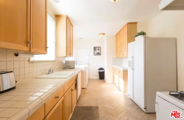 $7,500 | 611 North Beachwood Drive, Los Angeles, CA 90004