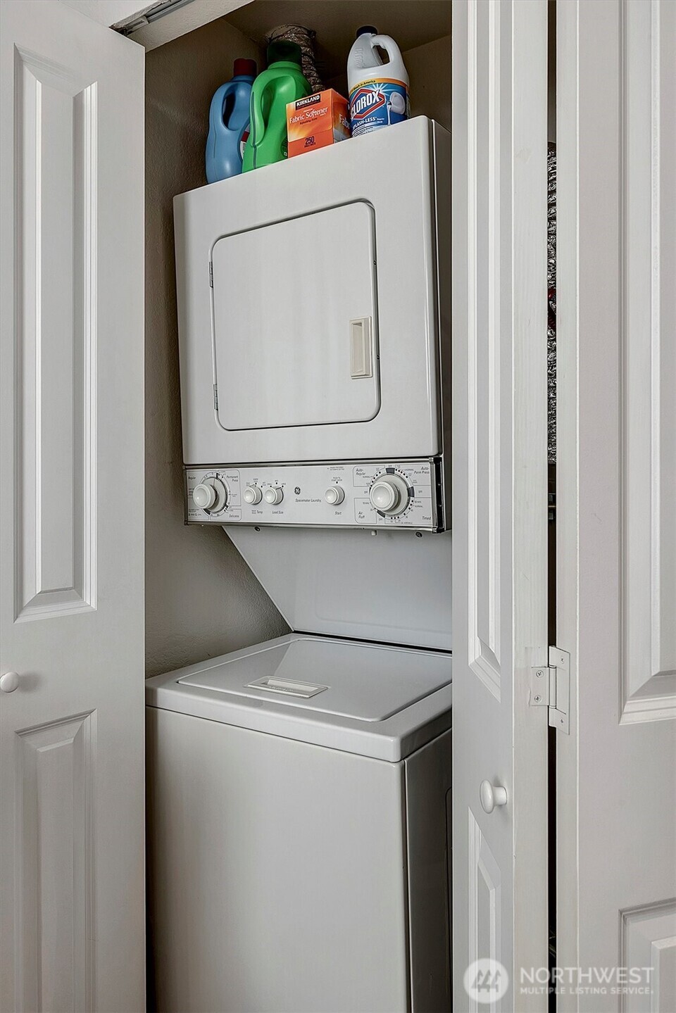 300 10th Avenue, Unit B205 Seattle, WA 98122 - Photo 4 of 27 a utility room with dryer and washer