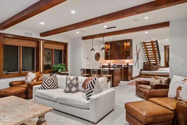 a view of entryway and hall