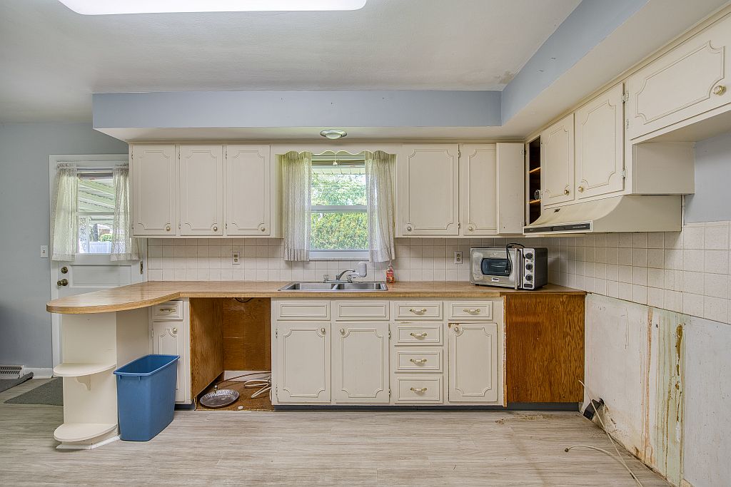 324 Beckenham Road Englewood, OH 45322 - Photo 8 of 26 This kitchen offers ample cabinetry and counter space, perfect for culinary endeavors.