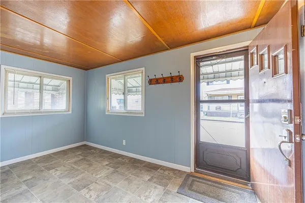 a view of livingroom with furniture